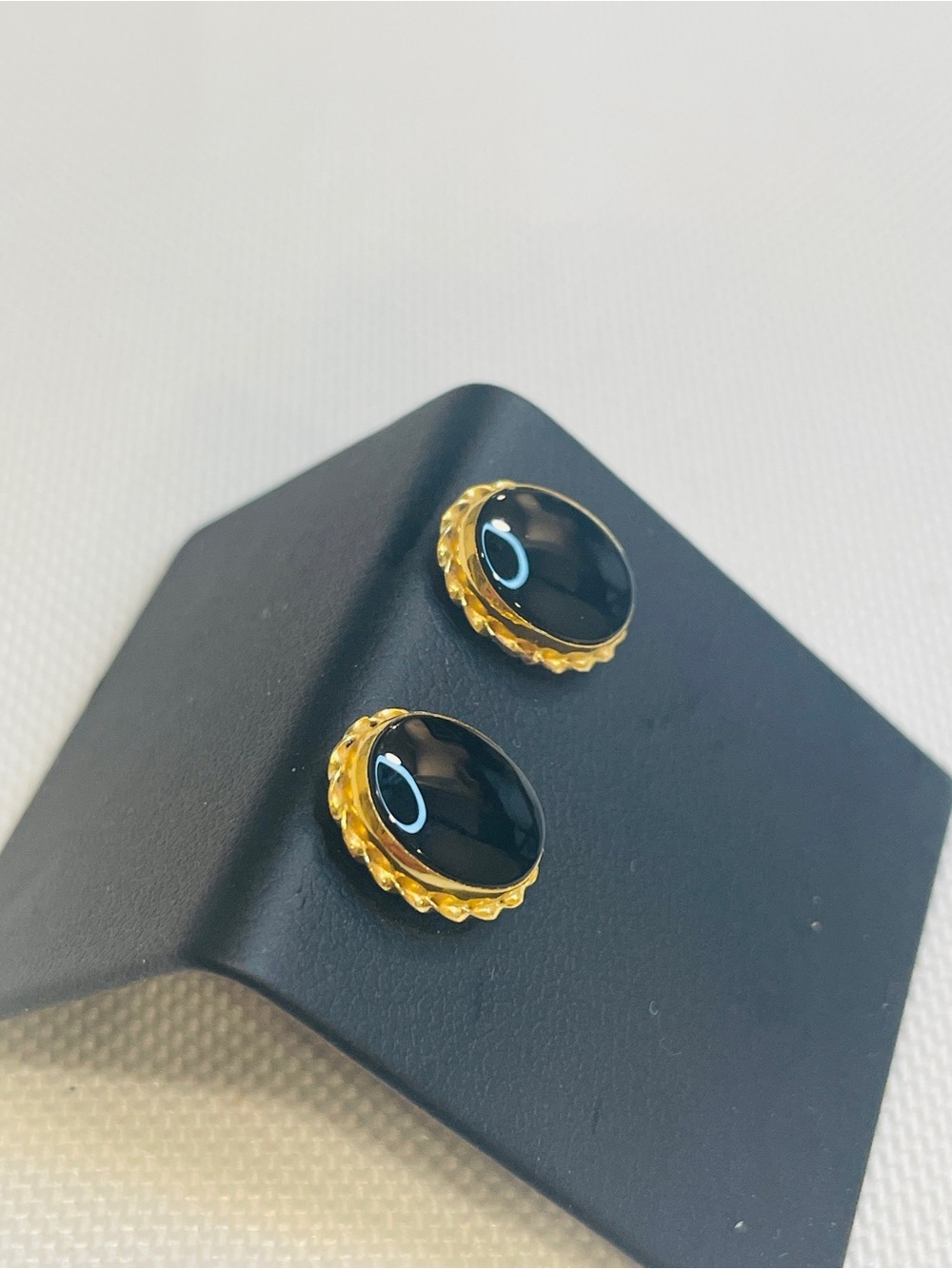 Vintage 14k Oval Yellow Gold Bezel Onyx Stud Earrings